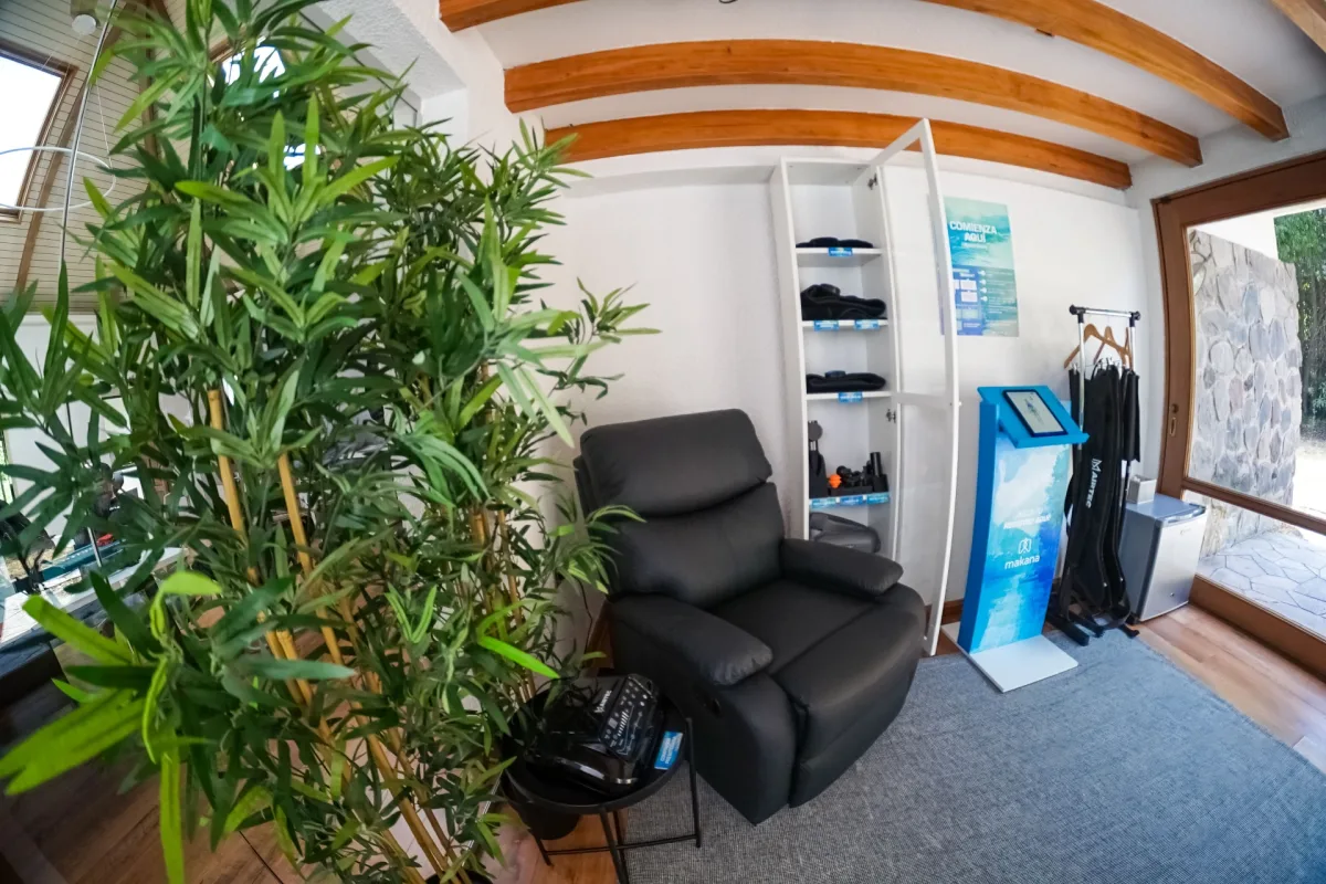 Sala Makana equipped with a recliner and recovery tools